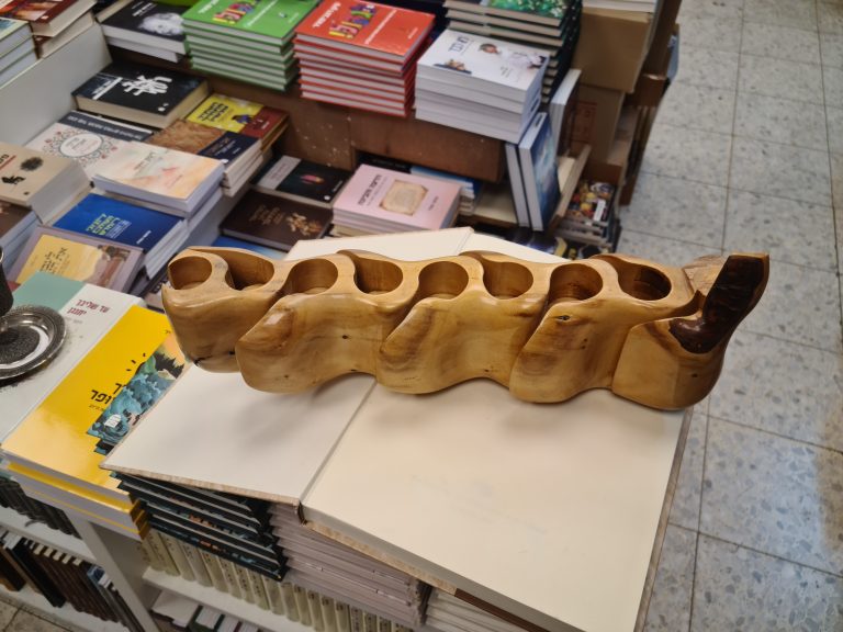פריטי יודאיקה בין מדפי החנות