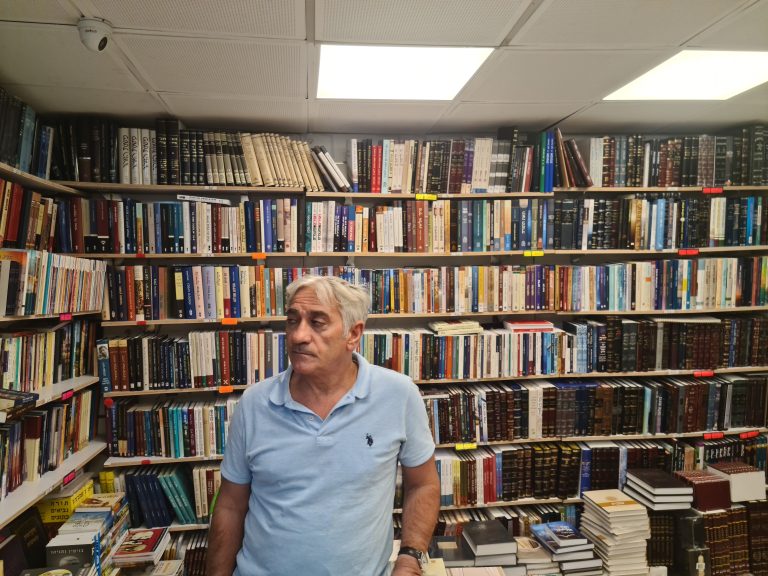 מדפי ספרי הקודש מהרצפה עד התקרה בחנות חברותא ספרים בירושלים